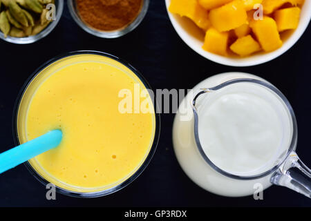 Mango Lassi. Mango-Smoothie mit Mango und Joghurt, Joghurt gemacht. Selektiven Fokus. Ansicht von oben. Stockfoto