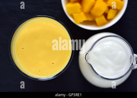 Mango Lassi. Mango-Smoothie mit Mango und Joghurt, Joghurt gemacht. Selektiven Fokus. Ansicht von oben. Stockfoto