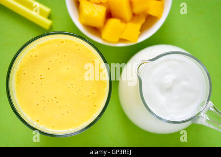 Mango Lassi. Mango-Smoothie mit Mango und Joghurt, Joghurt gemacht. Selektiven Fokus. Ansicht von oben. Stockfoto