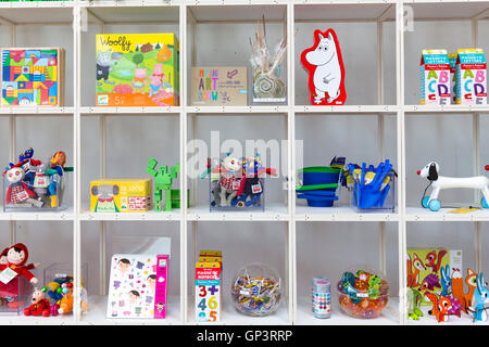 Kinder Spielzeug Souvenirs und Mumin von Tove Jansson Charaktere im Shop, Arken Museum of Modern Art Denmark Stockfoto