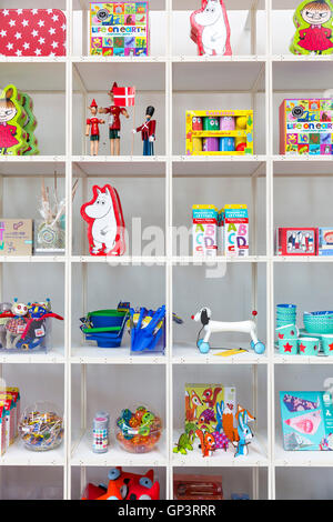 Bright farbigen Kinder Spielzeug Souvenirs und Mumin von Tove Jansson, Zeichen im Shop, Arken Museum of Modern Art Denmark Stockfoto