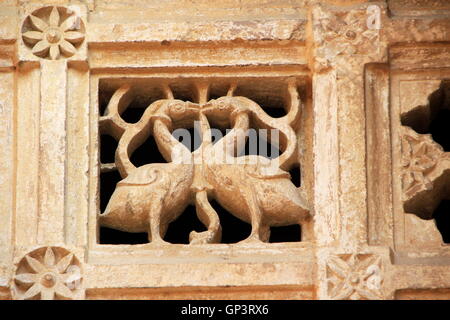 Steinerne Ventilator mit geätzten in Twin Enten an Jain-Tempel, Jaisalmer Fort, Jaisalmer, Rajasthan, Indien, Asien Stockfoto