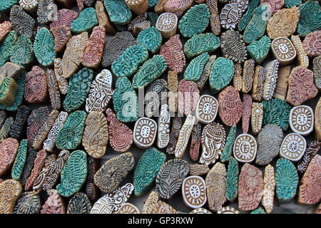 Künstlerische Form Stücke geätzt in Stein angezeigt, in der Nähe von See Gadisar in Jaisalmer, Rajasthan, Indien, Asien Stockfoto