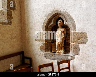 Religiöse Statue in einer kleinen Nische in der Abbaye de Lonlay in Lonlay-l ' Abbaye, in der Nähe von Domfront, Normandie Frankreich. Stockfoto