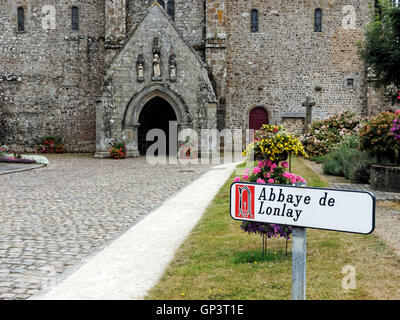 Ansatz und Eingang zur Abbaye de Lonlay eine spektakuläre mittelalterliche Kirche in Lonlay-l ' Abbaye, in der Nähe von Domfront, Normandie Frankreich Stockfoto