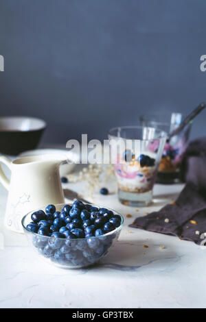 Gesundes Frühstück-Parfait mit hausgemachtem Müsli, Joghurt und Blaubeeren auf einen Marmortisch. Durchtrainierten Bild. Essen Stilleben Stockfoto