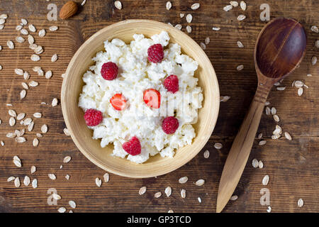 Frischer Quark mit Erdbeeren und Himbeeren in Schüssel Stockfoto