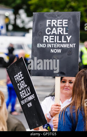 Frauen bei einer Protestaktion in Belfast halten Banner fordern die Freilassung von Carl Reilly. ein bekannter Republikaner aus Ardoyne, die im Gefängnis inhaftiert. Stockfoto