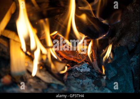 Heiße Flamme des Feuers in der Nacht Stockfoto