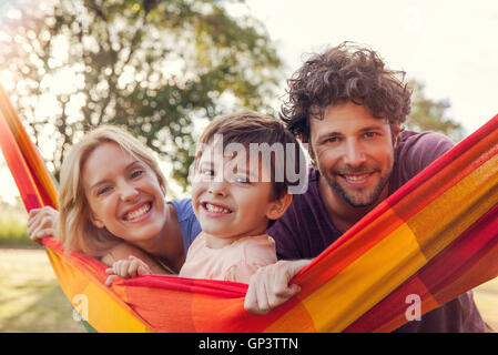 Familie gemeinsam im Freien entspannen, portrait Stockfoto