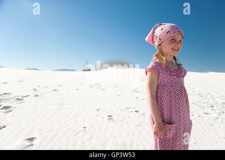 Mädchen stehen auf der Düne am White Sands National Monument, New Mexico, USA Stockfoto