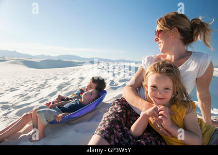 Familie zusammen relaxen am White Sands National Monument, New Mexico, USA Stockfoto