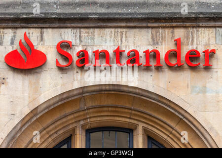 OXFORD, Vereinigtes Königreich - 12. August 2016: Ein Zeichen für eine Santander Bank-Filiale in der Stadt von Oxford in Großbritannien, am 12. August 20 Stockfoto