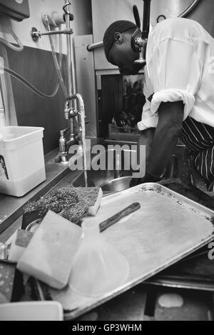 Arbeiter beim Abwasch in Großküchen Stockfoto