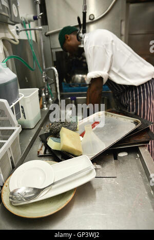 Arbeiter beim Abwasch in Großküchen Stockfoto