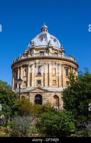 Ein Blick auf die herrliche Architektur des Radcliffe Camera entworfen von James Gibbs - das Gebäude ist Teil der Universität von Oxford. Stockfoto