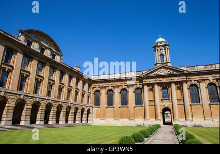 Ein Blick ins Innere der wichtigsten Quad am Queens College, Oxford. Stockfoto