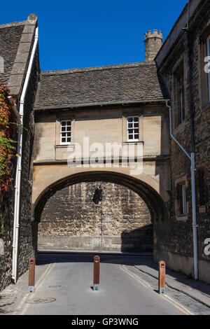 Die überdachte Brücke auf Queens Lane in der historischen Stadt von Oxford, England. Stockfoto