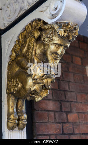 Ein Faun Wasserspeier am Brasenose College in Oxford. Es soll eine Inspiration hinter der Löwe, die Hexe und die Garderobe. Stockfoto