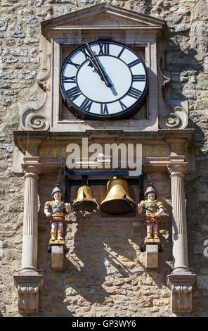 Die Uhr und Geläute Viertel jungen St. Martins Turm, im Volksmund bekannt als Carfax Tower in Oxford, England.