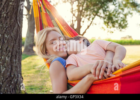 Mutter und Sohn gemeinsam in der Hängematte entspannen Stockfoto
