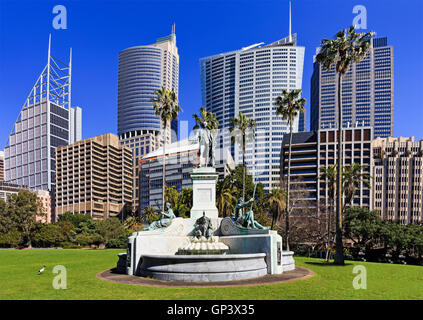 Denkmal von Captain Arthur Philip - erster Gouverneur der Kolonie New South Wales Sydney im Royal Botanic Garden gegen moderne Stadt Wolkenkratzers Stockfoto