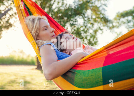 Mutter und Sohn zusammen ein Nickerchen in der Hängematte Stockfoto