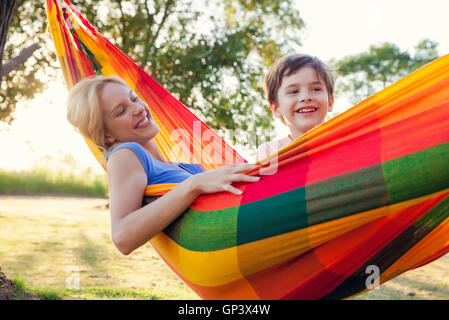 Mutter und Sohn gemeinsam in der Hängematte entspannen Stockfoto