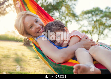 Mutter und Sohn gemeinsam in der Hängematte entspannen Stockfoto