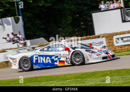 1997 McLaren F1 GTR "long Tail" Le Mans Auto mit Fahrer Steve Soper auf die 2016 Goodwood Festival of Speed, Sussex, UK Stockfoto