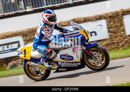 Honda NSR500 mit Reiter Freddie Spencer auf der 2016 Goodwood Festival of Speed, Sussex, UK Stockfoto