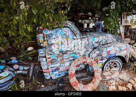 Alter Lkw bedeckt mit Aufklebern in b.o. Fisch Wagon Restaurant in Key West, Florida Stockfoto