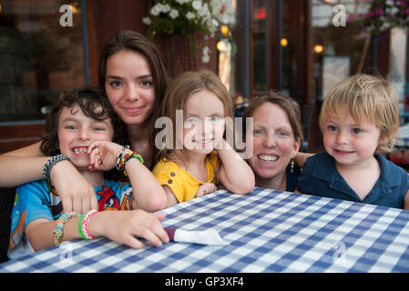 Familie zusammen in Straßencafé, Porträt Stockfoto