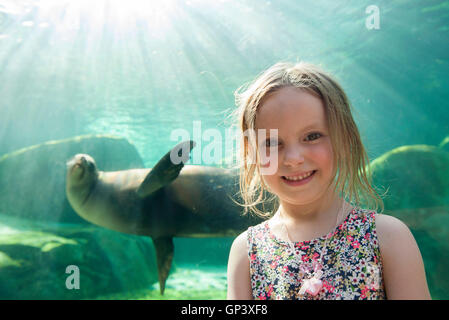 Kleines Mädchen im Aquarium, Porträt Stockfoto