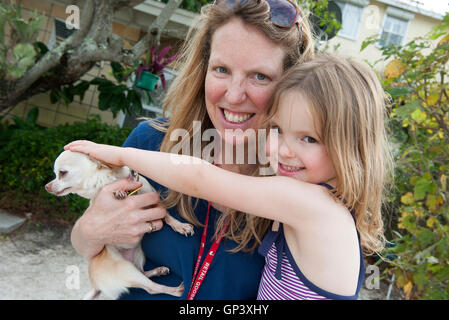 Mutter und junge Tochter mit ihrem Haustier Chihuahua Porträt Stockfoto