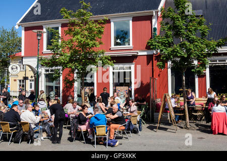 Saeta svínið Gaststätte Restaurant in der Innenstadt von Stadtzentrum besetzt mit Besucher genießen Essen auf einem sonnigen Tag im Sommer, Sonnenschein. Reykjavik Island Stockfoto