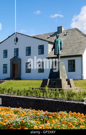 Stjornarradid Government House (Amt des Ministerpräsidenten) und Hannes Hafstein Statue von Einar Jónsson. Reykjavik Island Stockfoto