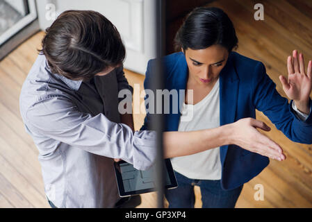 Makler zeigen für potenzielle Käufer von Eigenheimen Stockfoto
