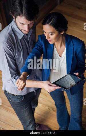 Raumausstatter Treffen mit potenziellen Kunden in Haus Stockfoto