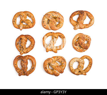 Brezel mit Salz und Sesam Samen isoliert auf weißem Hintergrund. Ansicht von oben. Oktoberfest. Stockfoto