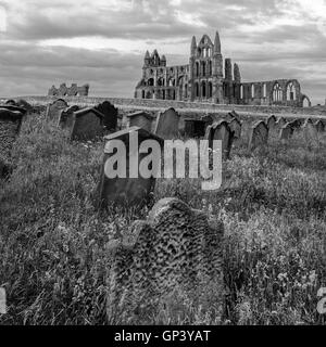 Whitby Abtei von Str. Marys Kirchhof Stockfoto