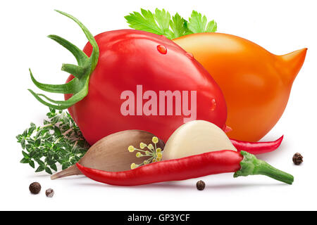 Frische rote und gelbe Tomaten für Beizen mit Kräutern, Chili-Paprika und Knoblauch. Schneidepfad, Schatten getrennt. Design-element Stockfoto