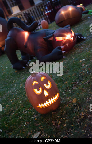 Beleuchtete Jack-o-Laterne und Halloween-Dekorationen Stockfoto