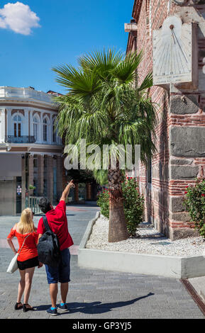 Paar Touristen anschauen Sonne Uhr an der Ecke der Dzhuaya, Djumaya Moschee oder Cuma Camii im türkischen, Zentrum von Plovdiv auf eine su Stockfoto