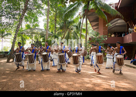 Ein Schlagzeug Umrahmung der Sivananda Yoga Vedanta Dhanwantari Ashram, Neyyardam, Kerala, Indien Stockfoto