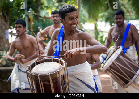 Ein Schlagzeug Umrahmung der Sivananda Yoga Vedanta Dhanwantari Ashram, Neyyardam, Kerala, Indien Stockfoto