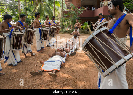 Ein Schlagzeug Umrahmung der Sivananda Yoga Vedanta Dhanwantari Ashram, Neyyardam, Kerala, Indien Stockfoto