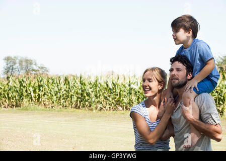 Familie, die Zeit im Freien verbringen, portrait Stockfoto