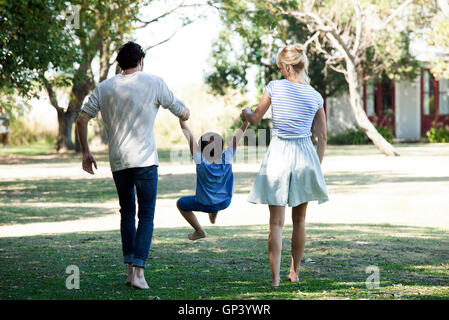 Familie mit einem Kind Spaziergang im freien zusammen Stockfoto