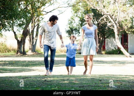 Familie mit einem Kind Spaziergang im freien zusammen Stockfoto